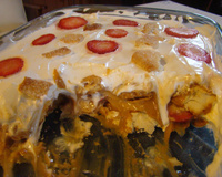 Pavê folhado de doce de leite e morangos