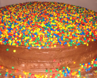 Bolo de chocolate com mousse de maracujá e cobertura de chocolate