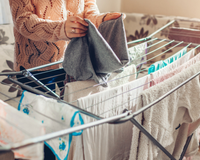 A psicologia explica o que significa dobrar a roupa logo após tirá-la do varal