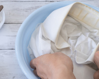 Misture essas duas coisas na água e lave roupas brancas! Até as manchas mais difíceis desaparecerão e sua roupa brilhará como nova