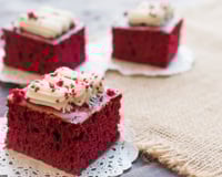 Bolo red velvet com nozes