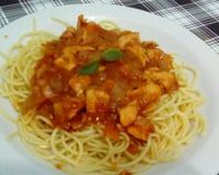 Espaguete com molho de lingüiça de frango
