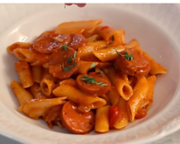 Adeus, escorredor! Aprenda a técnica para cozinhar o macarrão direto no molho e deixá-lo muito mais saboroso