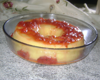 Brigadeirão de chocolate branco com calda de morango