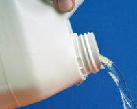 Água sanitária e cloro parecem iguais, mas não são: essas são as diferenças e como usar cada um