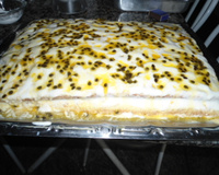 Bolo de maracujá recheado com mousse de maracujá