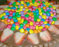 Bolo de chocolate com recheio de morango e palitinhos