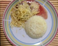 Medalhão de filé mignon ao molho de requeijão e batata palha