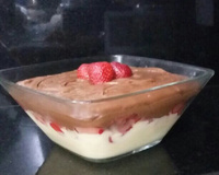 Pavê de chocolate meio-amargo com morangos