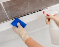 Aprendi essa mistura caseira potente para tirar o amarelado do rejunte e dar brilho no box com apenas 2 ingredientes e meu banheiro ficou como novo!