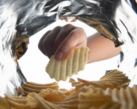 Os pacotes de batata frita vêm cada vez mais vazios, mas os fabricantes não querem que você perceba isso