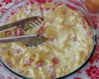 Macarrão ao molho branco com presunto e queijo