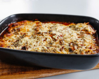 Batata à parmegiana em travessa com queijo gratinado por cima