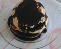 Panqueca americana com calda de chocolate