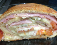 Pizza enrolada com recheio misto