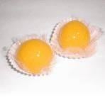 Bala de coco caramelizada (bala baiana ou bala de ovo)