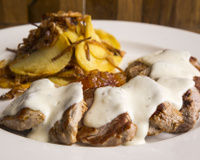 Filé aos 4 queijos com batata Sauté