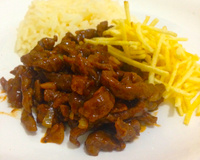 Tiras de alcatra com molho barbecue