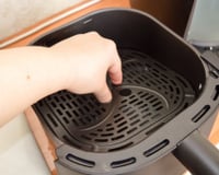 No TudoGostoso testamos esse truque de cozinha para limpar airfryer e o resultado surpreendeu: sem esforço e sem produtos caros