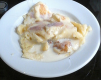 Panqueca para café da manhã com cobertura de mel de abelha