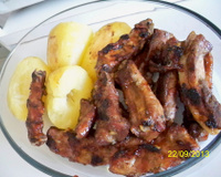 Costelinha de porco com barbecue e batatas