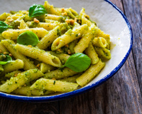 Macarrão ao pesto com castanha-de-caju: receita fácil, rápida e cheia de sabor