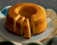 Bolo de fubá tradicional para uma tarde aconchegante com seu cafezinho: receita simples fica fofinha e leve