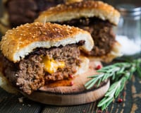 Hambúrguer recheado com queijo: confira a receita