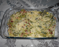 Macarrão com requeijão, brócolis e bacon