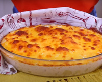 Batata gratinada cremosa para o almoço de família: ao molho de queijo e bacon, receita fácil é a preferida da minha filha