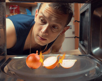 Por que cebolas soltam faíscas quando vão para o micro-ondas?