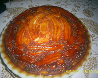 Bolo de banana com calda de caramelo