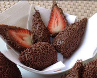 Coxinha de brigadeiro com recheio de morango