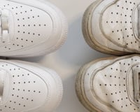 As bordas dos seus tênis brancos ficam pretas? Aqui está um truque simples para limpá-las sem usar a máquina de lavar