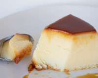Flan de coco: sobremesa fica pronta para ir ao forno em apenas 2 minutos, nem precisa de liquidificador