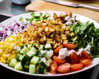 Salada crocante com molho especial: a receita que vai fazer você esquecer o prato principal