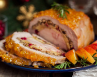 Pernil de porco recheado e assado