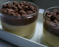 Mousse de maracujá com cobertura de chocolate