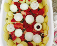 Salmão com tomate seco e alcaparras