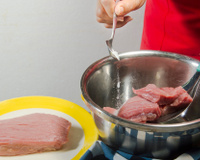 Bicarbonato de sódio ajuda amaciar a carne? Saiba como deixar seus bifes suculentos com dica simples e econômica