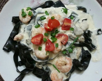 Massa Negra ao molho de camarões