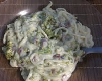 Macarrão com brócolis, bacon e molho branco