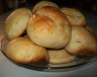 Pão de batata recheado com mortadela