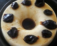 Manjar branco com calda de ameixas