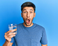 Faz mal beber água gelada quando a garganta está ardendo?