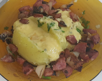 Batata e queijo com linguiça