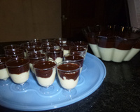 Doce gelado de coco com chocolate