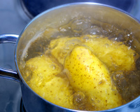 Faça esse truque com a batata e ACABE com o cheiro ruim da cozinha