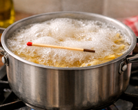 Eu sempre coloco um palito de fósforo na minha massa. Esse truque já me salvou muitas vezes