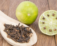 O truque do cravo com limão: por que você deve espalhar essa mistura potente pela casa hoje